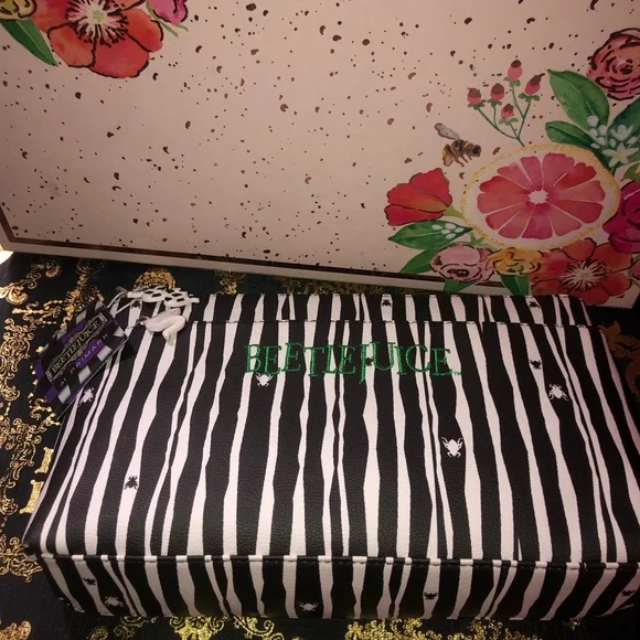 Beetlejuice makeup cosmetic bag. - Picture 7 of 8